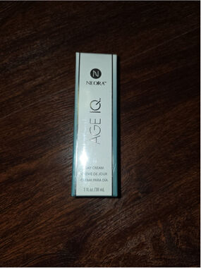 Neora Age IQ Day Cream NEW SEALED exp 3/28